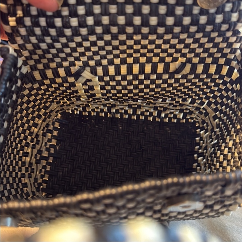 Stylish Black and White Woven Handbag - Picture 5 of 12